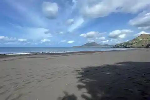 Discover the Black Sand Beach+the Natural Pool