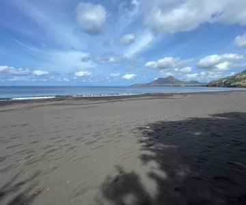 Descubra a praia de areia preta e a piscina natural