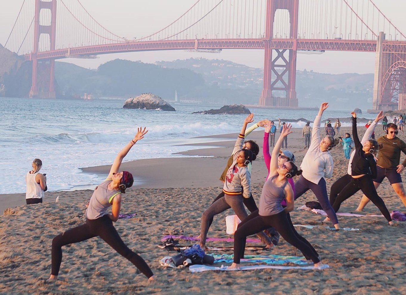 San Francisco: Silent Disco Yoga på Baker Beach