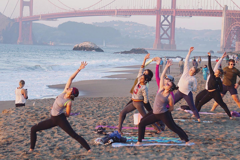 San Francisco: Silent Disco Yoga på Baker BeachYoga för privat grupp