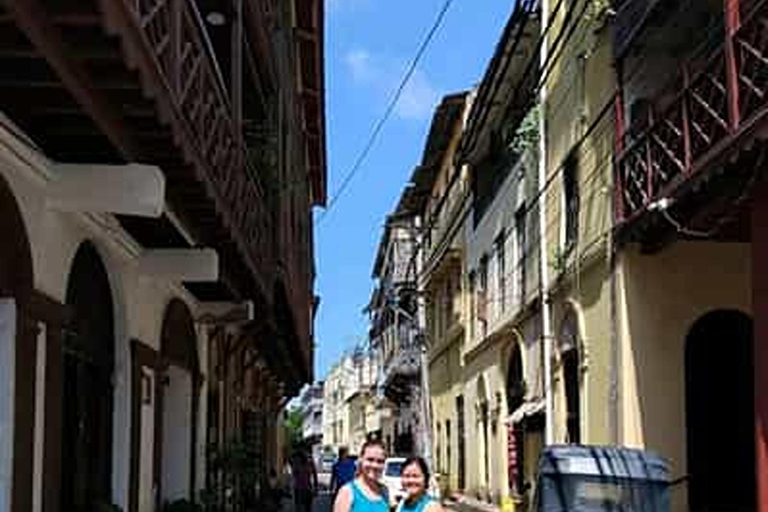 Aluga um guia local para uma experiência de turismo em Mombaça.