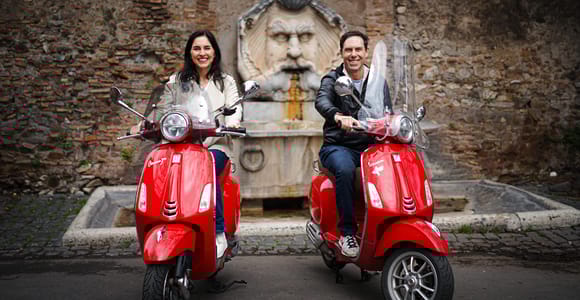Professionelles Fotoshooting in Rom mit kostenlosem Transport mit der Vespa