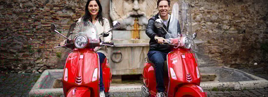 Séance photo professionnelle à Rome avec transport gratuit en Vespa