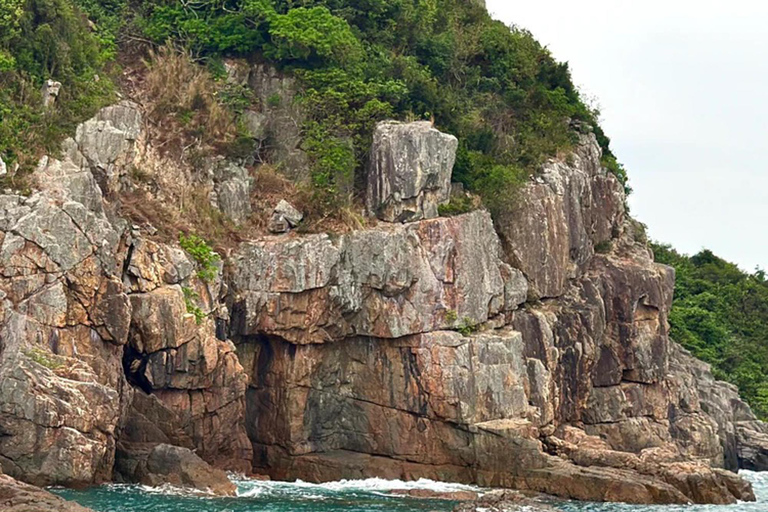 Tour in yacht del Geoparco UNESCO di Hong Kong: quattro archi marini e vulcanoTour in yacht del geoparco UNESCO di Hong Kong: quattro archi marini e vulcano