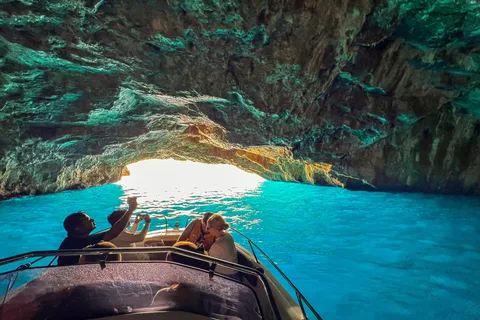 Von Kotor aus: Tagestour mit dem Boot zur Blauen Höhle und zur Bucht von Kotor
