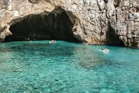 Giro in barca e bagno alla Grotta Azzurra di Sperlonga