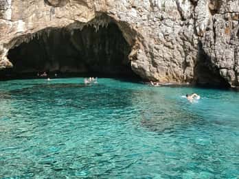 Boat trip and swim at the Blue Grotto in Sperlonga