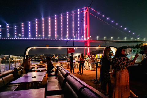 Istanbul: Bosporus Dinner Cruise mit Getränken und UnterhaltungDinner-Bootsfahrt mit Alkohol, Softdrinks &amp; Abholung