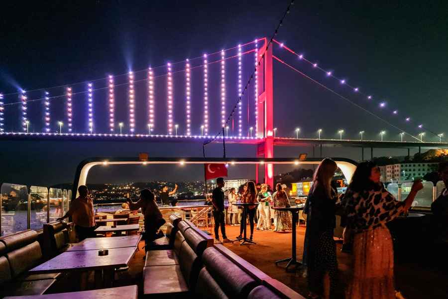 Istanbul: Bosporus Dinner Cruise mit Getränken und Unterhaltung