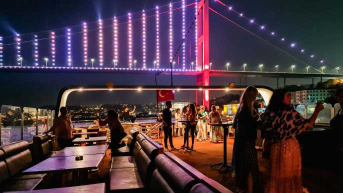 Estambul: Cena en Crucero por el Bósforo con Bebidas y Entretenimiento