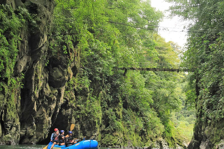 San José: Pacuare Hiking and Rapid Rafting 2-Day Trip