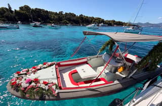 Ab Cannes: Private Bootsfahrt auf dem mit Blumen geschmückten Boot Azuréen