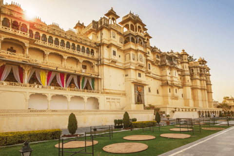 Tour della città di Udaipur di un giorno intero in auto con la guidaUdaipur: Tour guidato dell&#039;intera giornata della città di Udaipur in taxi