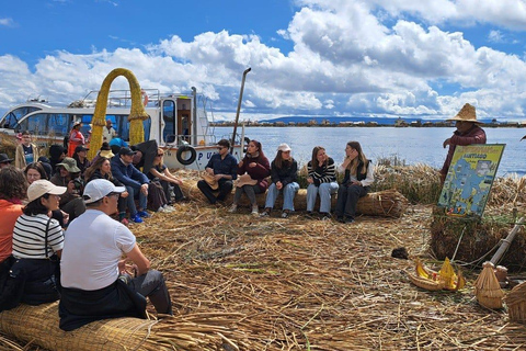 Puno : excursion d&#039;une demi-journée à l&#039;île flottante d&#039;Uros + réalité virtuelleExcursion d&#039;une demi-journée à l&#039;île flottante d&#039;Uros + réalité virtuelle