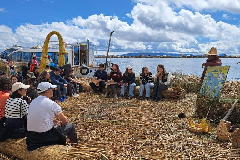 Puno : excursion d&#039;une demi-journée à l&#039;île flottante d&#039;Uros + réalité virtuelleExcursion d&#039;une demi-journée à l&#039;île flottante d&#039;Uros + réalité virtuelle