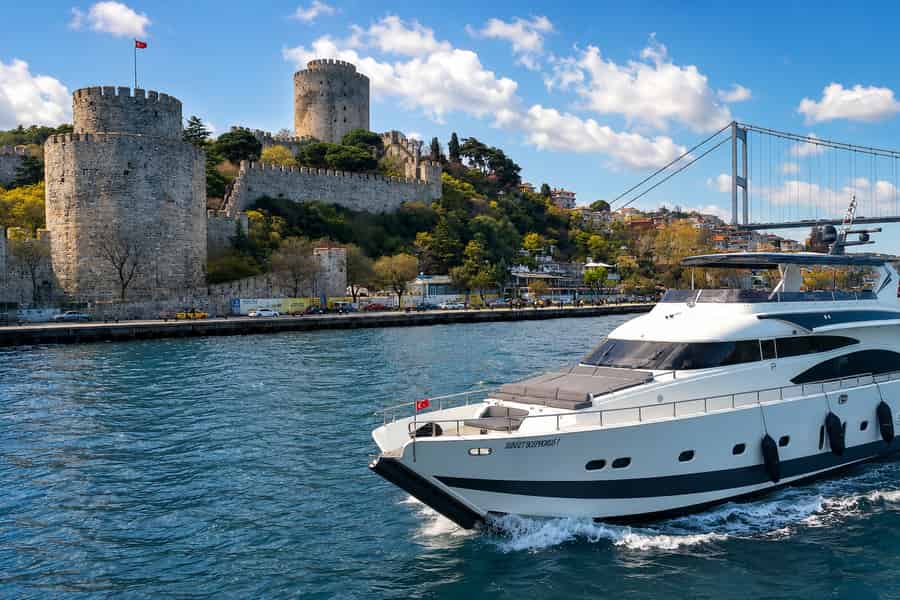 Istanbul: Yachtfahrt auf dem Bosporus mit Zwischenstopp auf der asiatischen Seite. Foto: GetYourGuide Istanbul: Yachtfahrt auf dem Bosporus mit Zwischenstopp auf der asiatischen Seite. Foto: GetYourGuide