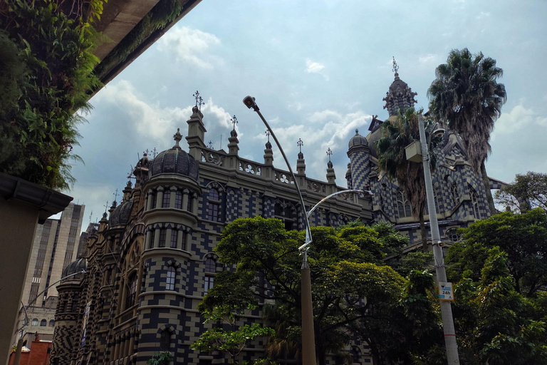 Medellín: Tour durch die Comuna 13, den Botero Park und den Metrocable mit einem lokalen Guide