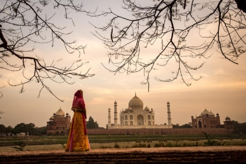 Wycieczka samochodem o wschodzie słońca do Taj Mahal z DelhiAc Car + Przewodnik