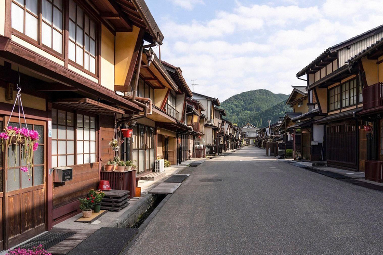 Nagoya: Gujo Hachiman, Snow Park, & Onsen Day Trip