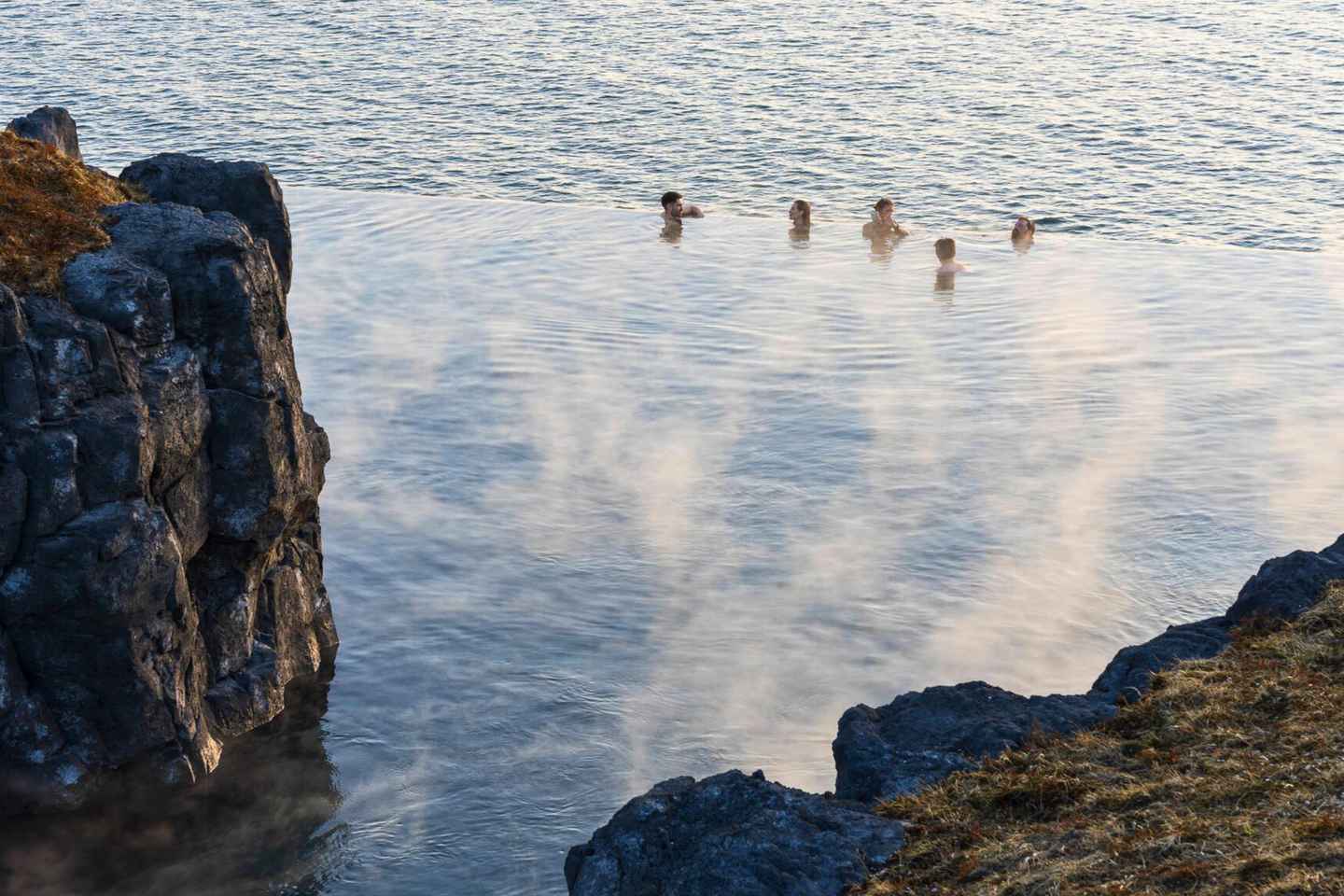 雷克雅未克：往返凯夫拉维克机场的邮轮接送服务

- 轻松连接雷克雅未克港口和凯夫拉维克机场
- 无缝转乘体验，省心出行
- 快捷高效，满足不同航班时间需求
- 舒适安全的接送服务，让您的旅程更轻松
- 预订便捷，确保准时抵达

关键词提示: 雷克雅未克邮轮, 凯夫拉维克机场接送, 旅游接驳服务, 邮轮港口接送