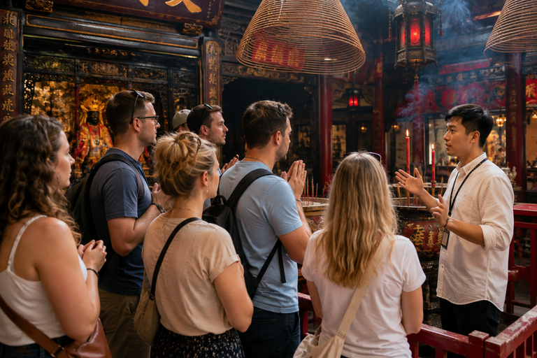 Hong Kong: Old Streets Temples & Local Food Walk Tour