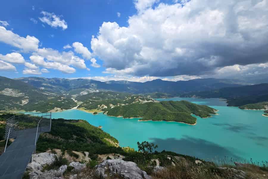 Von Tirana aus: Tagestour zum Bovilla-See und zum Gamti-Gebirge. Foto: GetYourGuide