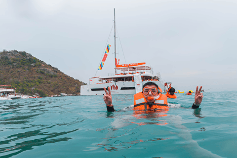 Pattaya: Festa do Pôr do Sol em Iate nas 3 Ilhas com DJ ao Vivo e BuffetPattaya: Festa ao pôr do sol em iate pelas 3 ilhas com DJ ao vivo e buffet