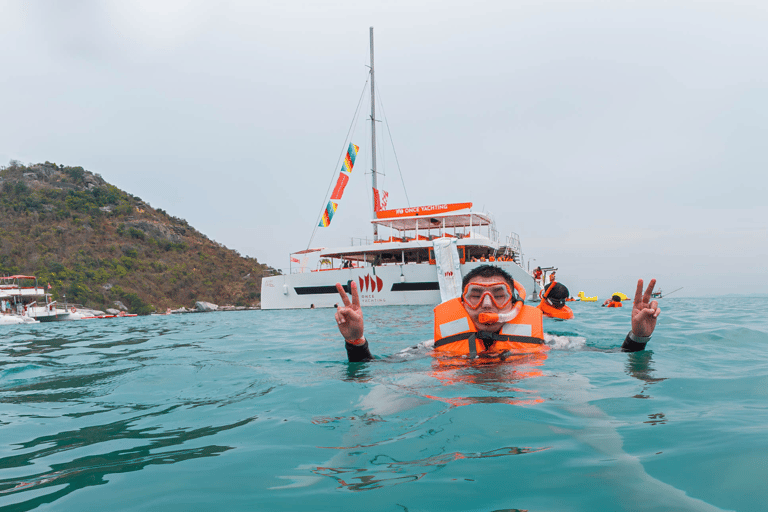 Pattaya: Festa do Pôr do Sol em Iate nas 3 Ilhas com DJ ao Vivo e BuffetPattaya: Festa ao pôr do sol em iate pelas 3 ilhas com DJ ao vivo e buffet