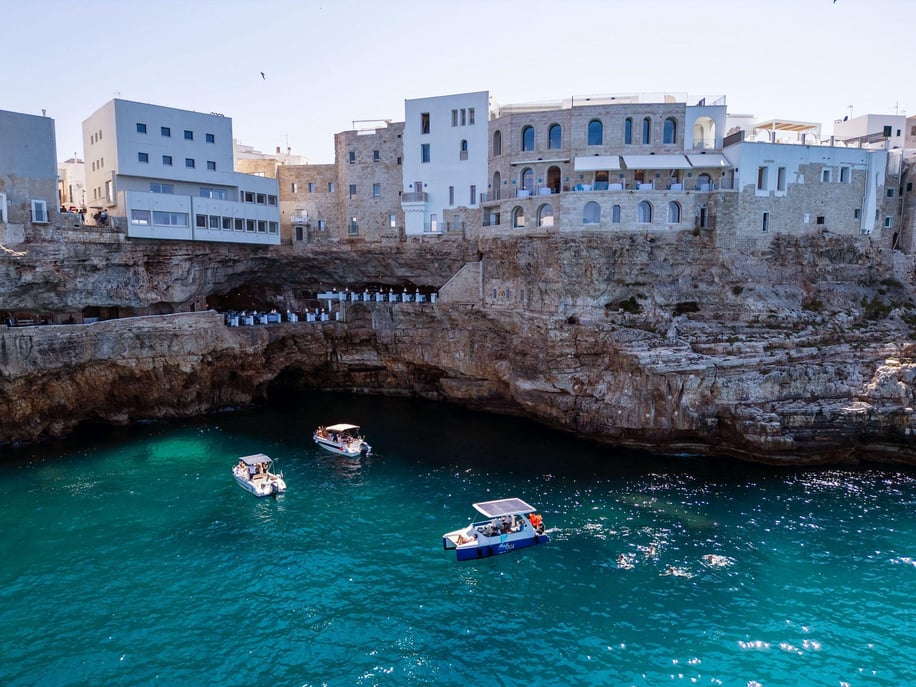 Polignano a Mare: Bootstour zu den Grotten mit Prosecco, Focaccia und Bad Polignano a Mare: ...