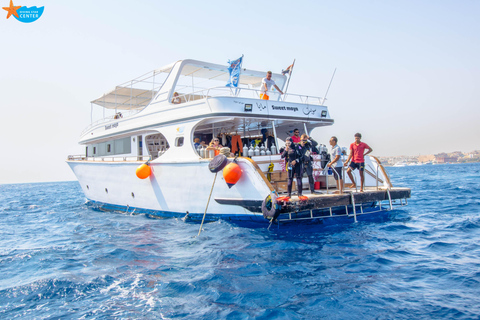 Hurghada: Two Scuba Diving in Hurghada Full Day Boat TripGroup or Family Up to 20 people