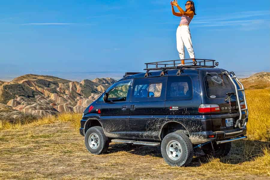 Off-Road-Tour mit dem Geländewagen: Verstecktes Regenbogen-Gebirge & Garedscha-Höhlen. Foto: GetYourGuide
