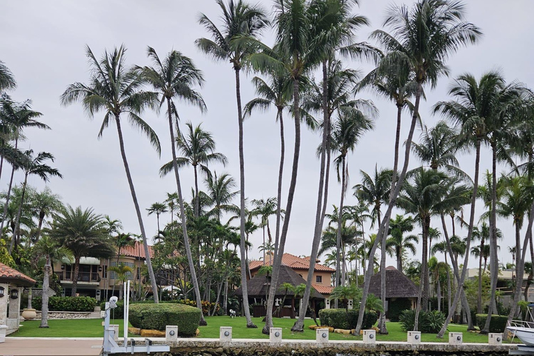 Miami: Private Tailored Sightseeing Boat Tour 1 hour Package w/o Gas & Marina Fees $70 due at Check-in