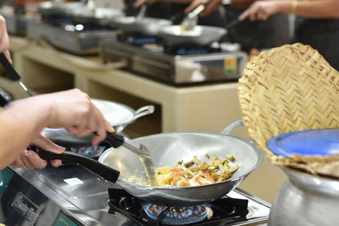 Sathon: Hands-on Thai Cooking Class & Market Tour in Bangkok