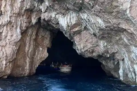 コトル：岩山の聖母と青の洞窟のグループボートツアー