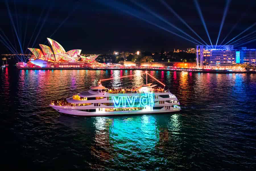 Lebendige Sydney Harbour Dinner Cruise mit 3, 4 oder 6 Gängen. Foto: GetYourGuide