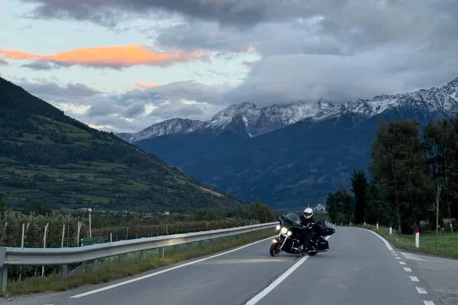 Von Mailand aus: Harley Davidson Motorradtour in 5 Ländern - ein einzigartiges Erlebnis!. Foto: GetYourGuide Von Mailand aus: Harley Davidson Motorradtour in 5 Ländern - ein einzigartiges Erlebnis!. Foto: GetYourGuide