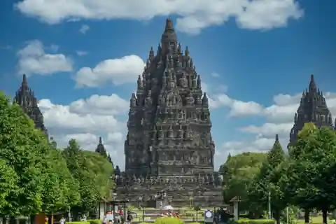 Yogyakarta: Setumbu Sunrise, Borobudur & Prambanan Day Tour