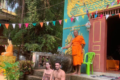 Benedizione buddista dell&#039;acqua e mercato locale a Siem Reap