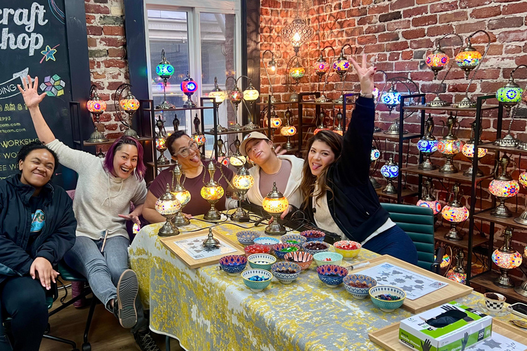 San Jose: laboratorio di lampade a mosaico turcheSan Jose: Laboratorio di lampade a mosaico turche