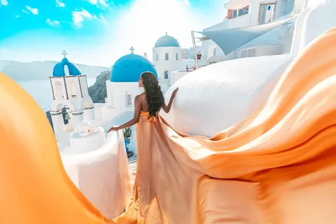 Santorini: Oia Flying Dress -valokuvaus