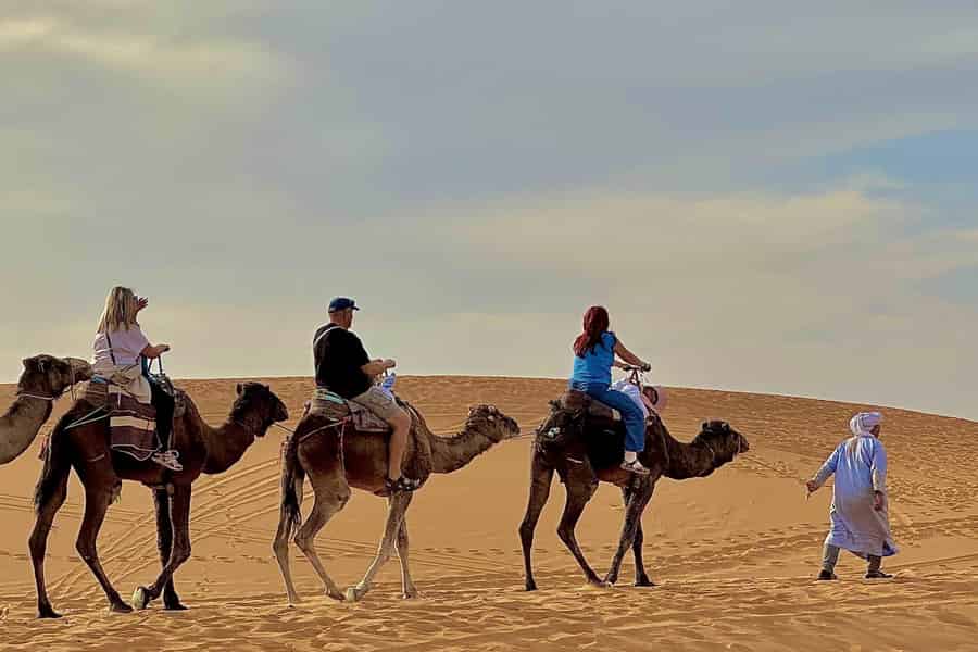 Ab Marrakesch: 3-tägige Wüstentour mit Luxuscamp, Kamelreiten und Mahlzeiten. Foto: GetYourGuide Ab Marrakesch: 3-tägige Wüstentour mit Luxuscamp, Kamelreiten und Mahlzeiten. Foto: GetYourGuide