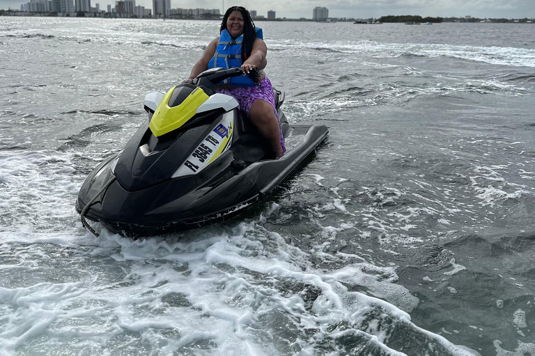 Motos acuáticas en Miami Beach + Paseo en barco gratis1 Moto de Agua, 2 Personas, 1 Hora + Paseo en Barco Gratis Todas las Tasas Pagadas