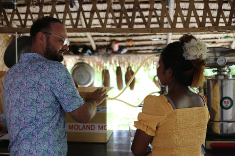 Maak etherische olie met een dorpsherbalist in de buurt van Phnom PenhMaak etherische olie met een kruidendokter in een dorpje bij Phnom Penh