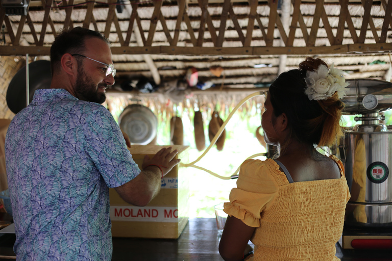 Maak etherische olie met een dorpsherbalist in de buurt van Phnom PenhMaak etherische olie met een kruidendokter in een dorpje bij Phnom Penh