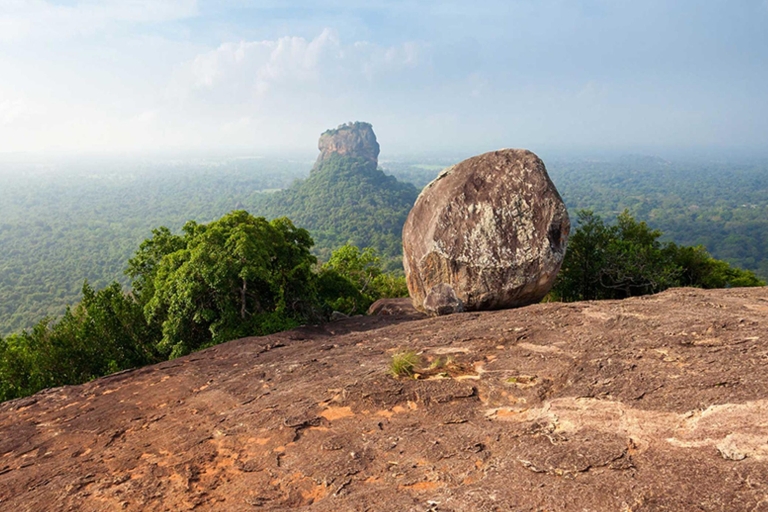 Depuis Colombo : Excursion d'une journée à Dambulla et à l'escalade du rocher de PidurangalaDepuis Colombo : Excursion d'une journée à Dambulla et au rocher de Pidurangala