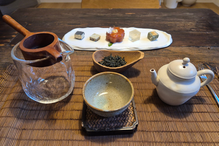 Seoul: Bukchon Hanok Village, Korean Tea Ceremony & Dessert