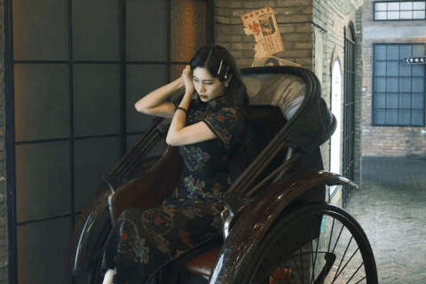 Shanghai: Qipao Photoshoot at The Bund or Yu Garden Light Luxury Photoshoot
