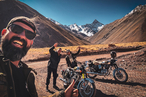 Santiago: Vintage motoravontuur in de Andes met picknick