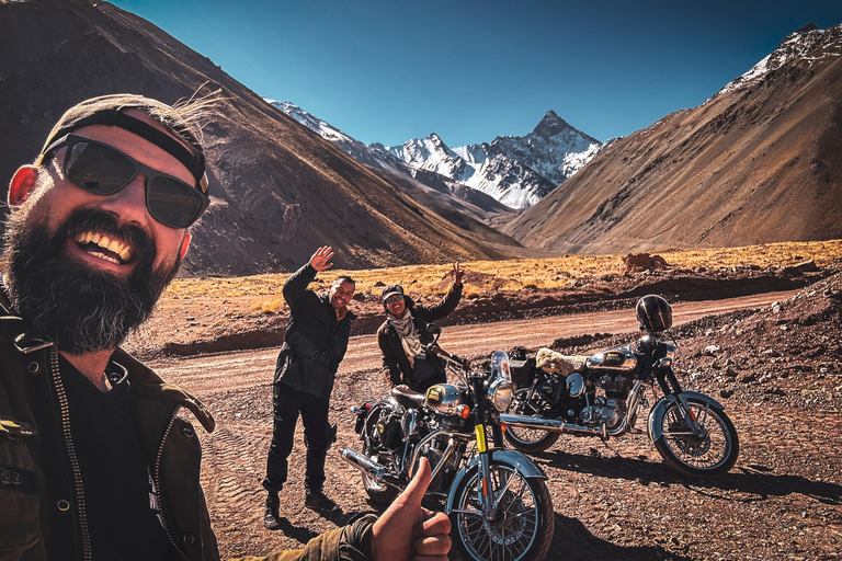 Santiago: Vintage motoravontuur in de Andes met picknick