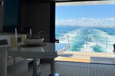 Valencia: giro in barca di lusso con capitano, bevande e bagno privato